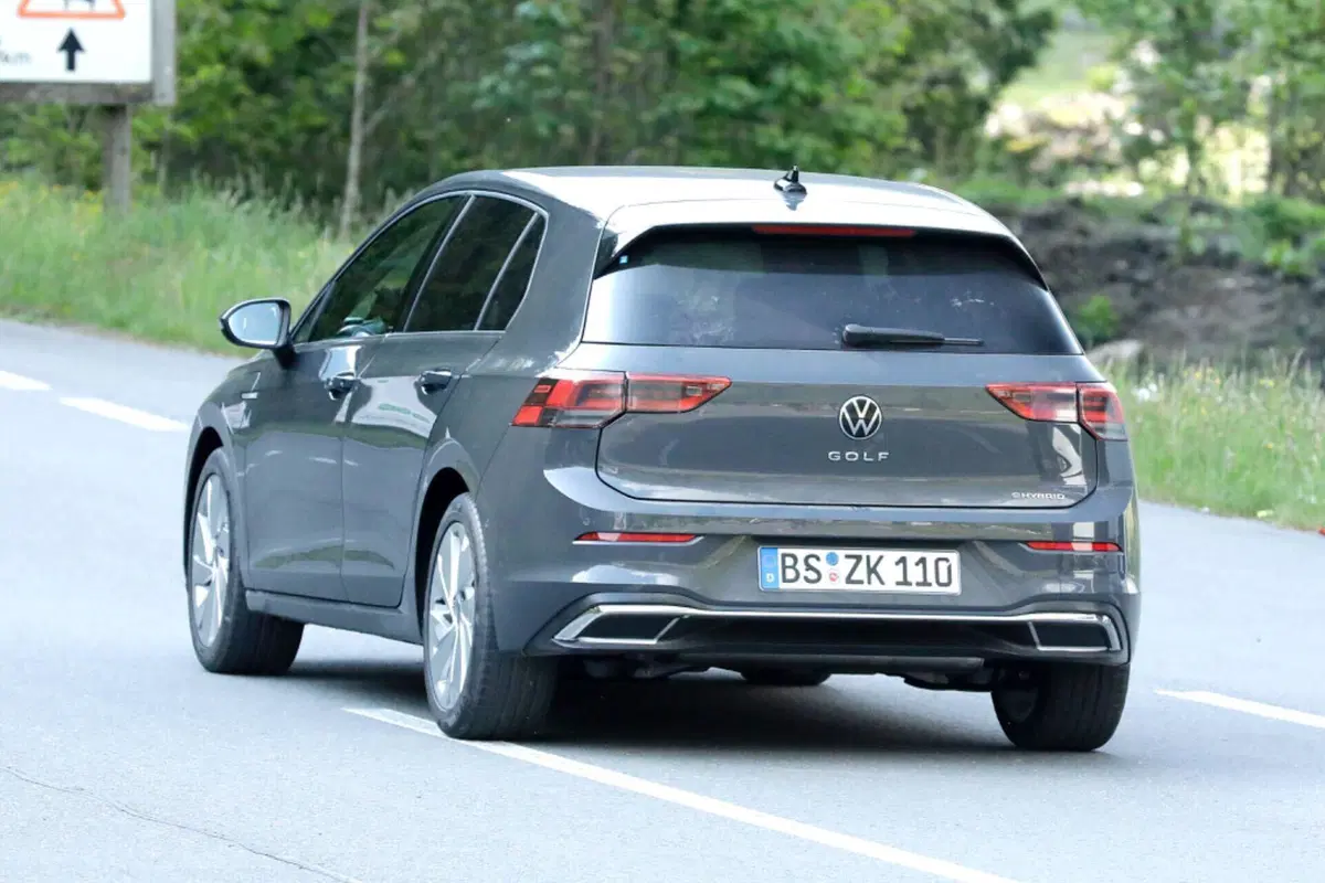Volkswagen Golf 2023, il nuovo facelift è in arrivo [Foto Spia] (9)