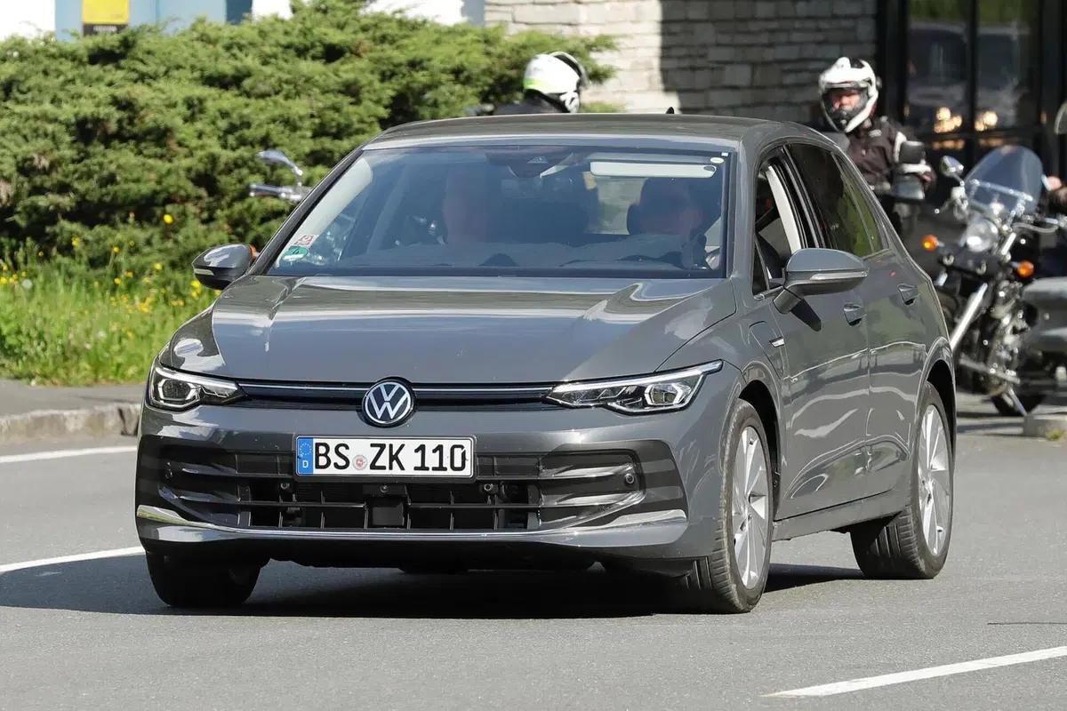 Volkswagen Golf 2023, il nuovo facelift è in arrivo [Foto Spia] (10)