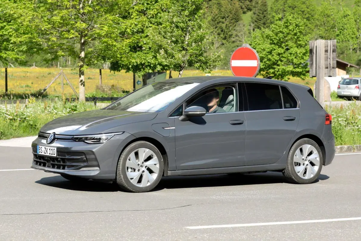 Volkswagen Golf 2023, il nuovo facelift è in arrivo [Foto Spia] (11)