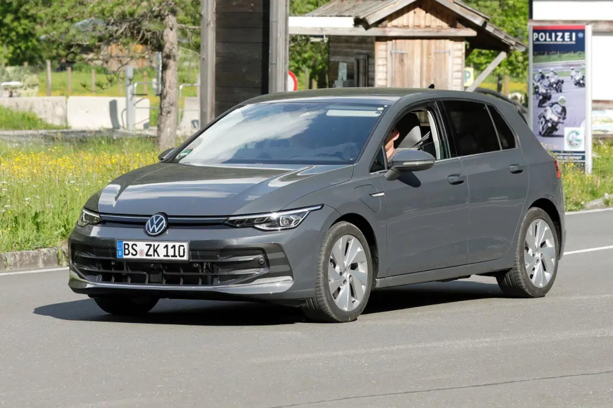 Volkswagen Golf 2023, il nuovo facelift è in arrivo [Foto Spia] (12)