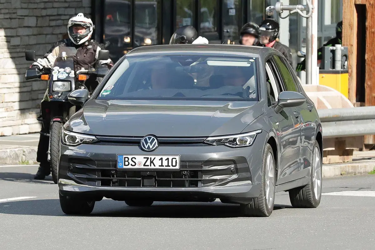 Volkswagen Golf 2023, il nuovo facelift è in arrivo [Foto Spia] (13)