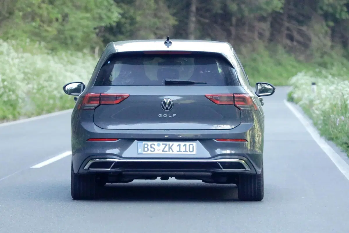 Volkswagen Golf 2023, il nuovo facelift è in arrivo [Foto Spia] (14)