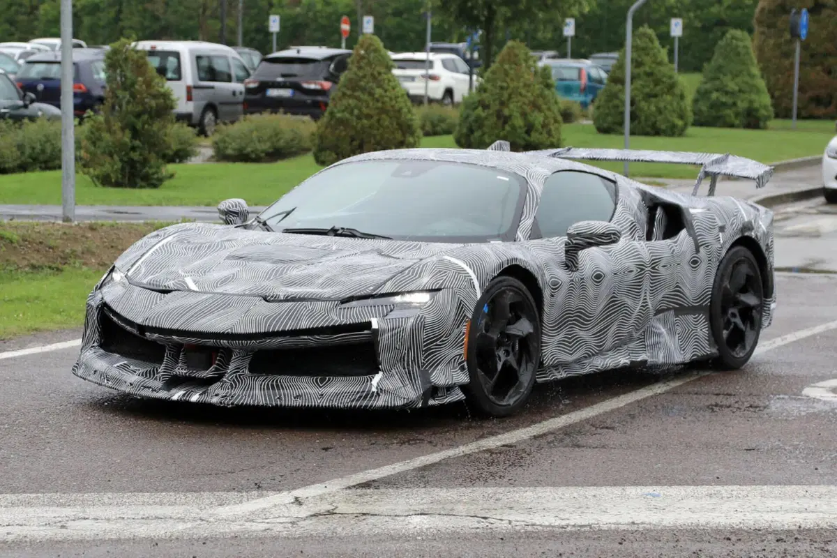 Ferrari SF90 LM: il prototipo è una BELVA [Foto Spia] (3)