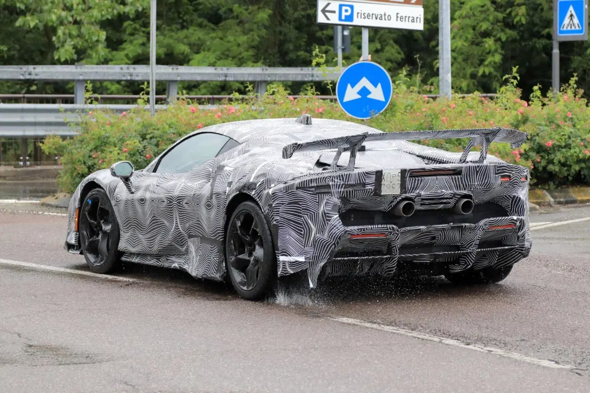Ferrari SF90 LM: il prototipo è una BELVA [Foto Spia] (5)