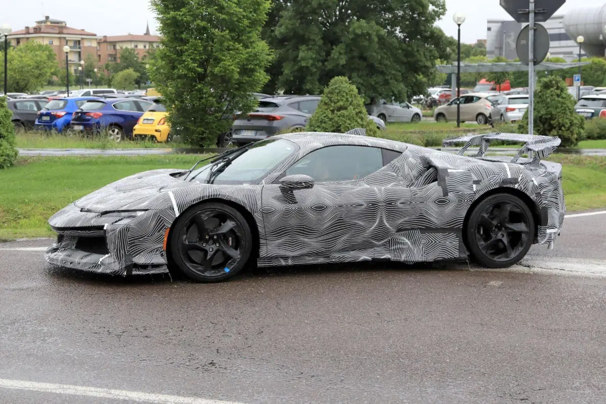 Ferrari SF90 LM: il prototipo è una BELVA [Foto Spia] (6)