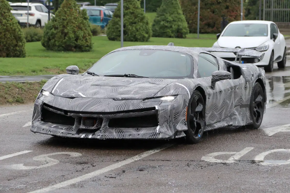 Ferrari SF90 LM: il prototipo è una BELVA [Foto Spia] (8)