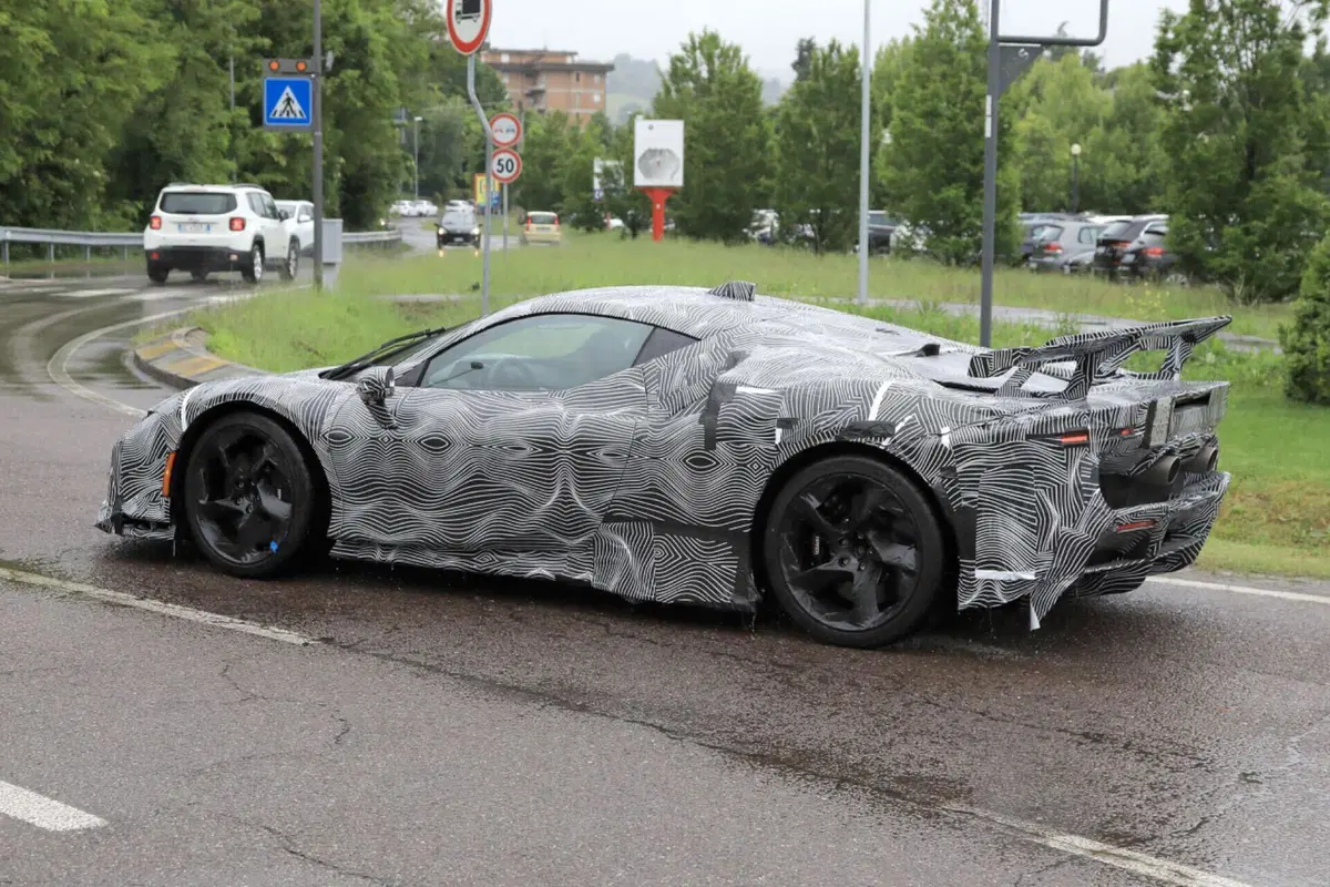 Ferrari SF90 LM: il prototipo è una BELVA [Foto Spia] (9)