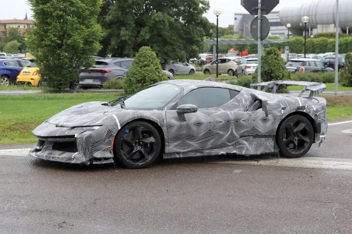 Ferrari SF90 LM: il prototipo è una BELVA [Foto Spia] (11)