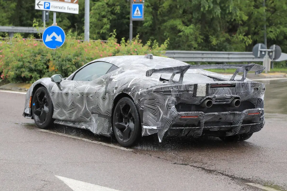 Ferrari SF90 LM: il prototipo è una BELVA [Foto Spia] (13)