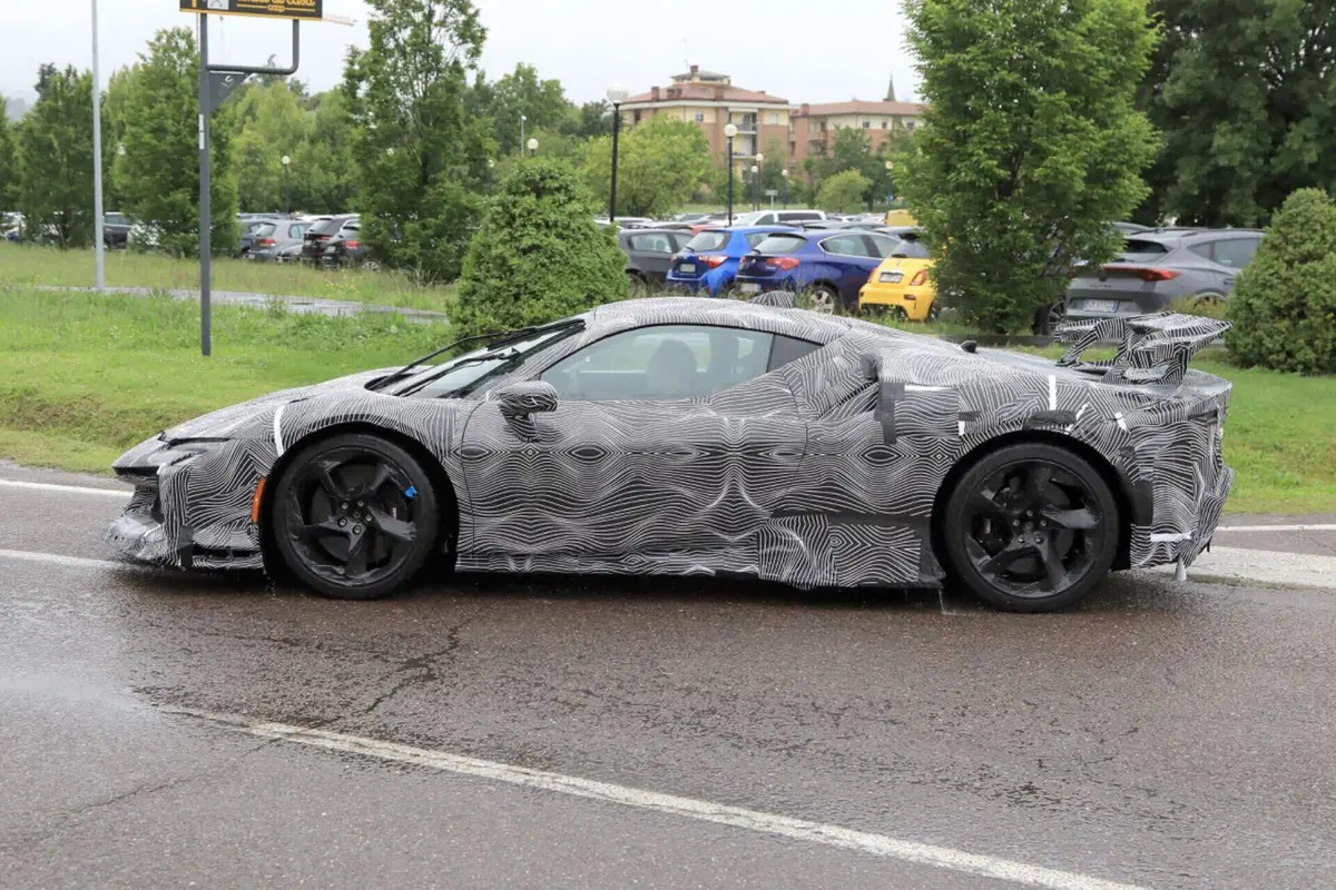 Ferrari SF90 LM: il prototipo è una BELVA [Foto Spia] (14)