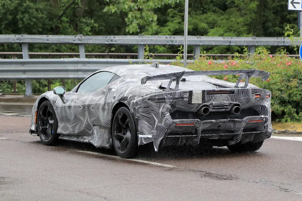Ferrari SF90 LM: il prototipo è una BELVA [Foto Spia] (15)
