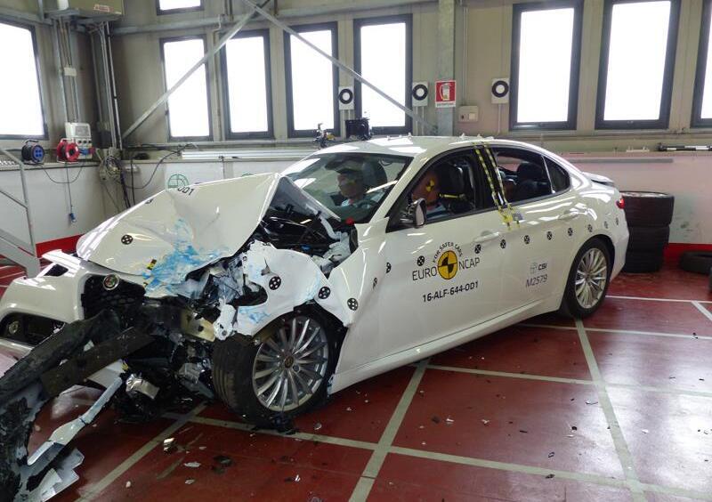 Alfa Romeo Giulia: sicurezza al top con 5 stelle Euro NCAP [Video]