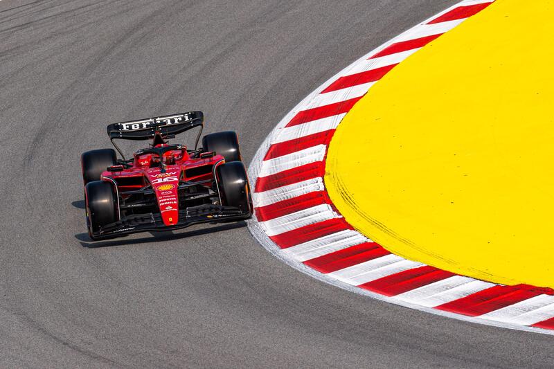 Charles Leclerc con la Ferrari SF-23 in Spagna