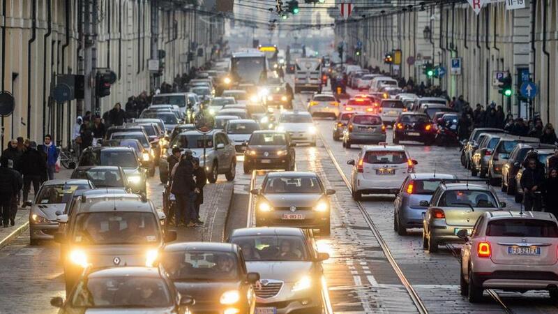 Il traffico in una strada di Torino