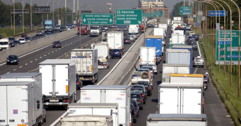 Il cartello &quot;Angles Mortes&quot; sui camion, pannicello caldo per i soggetti deboli