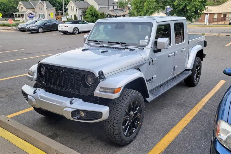Jeep Gladiator 2024, il vero Made in USA si aggiorna [Foto Spia]