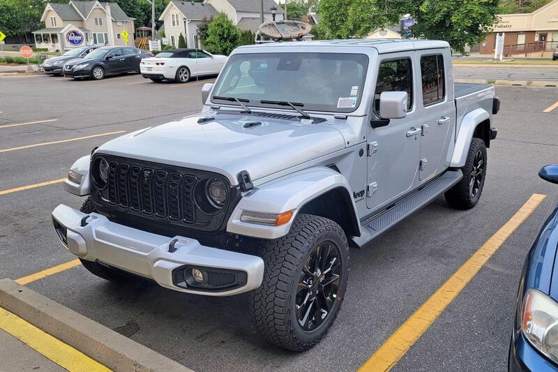 Jeep Gladiator 2024, il vero Made in USA si aggiorna [Foto Spia]