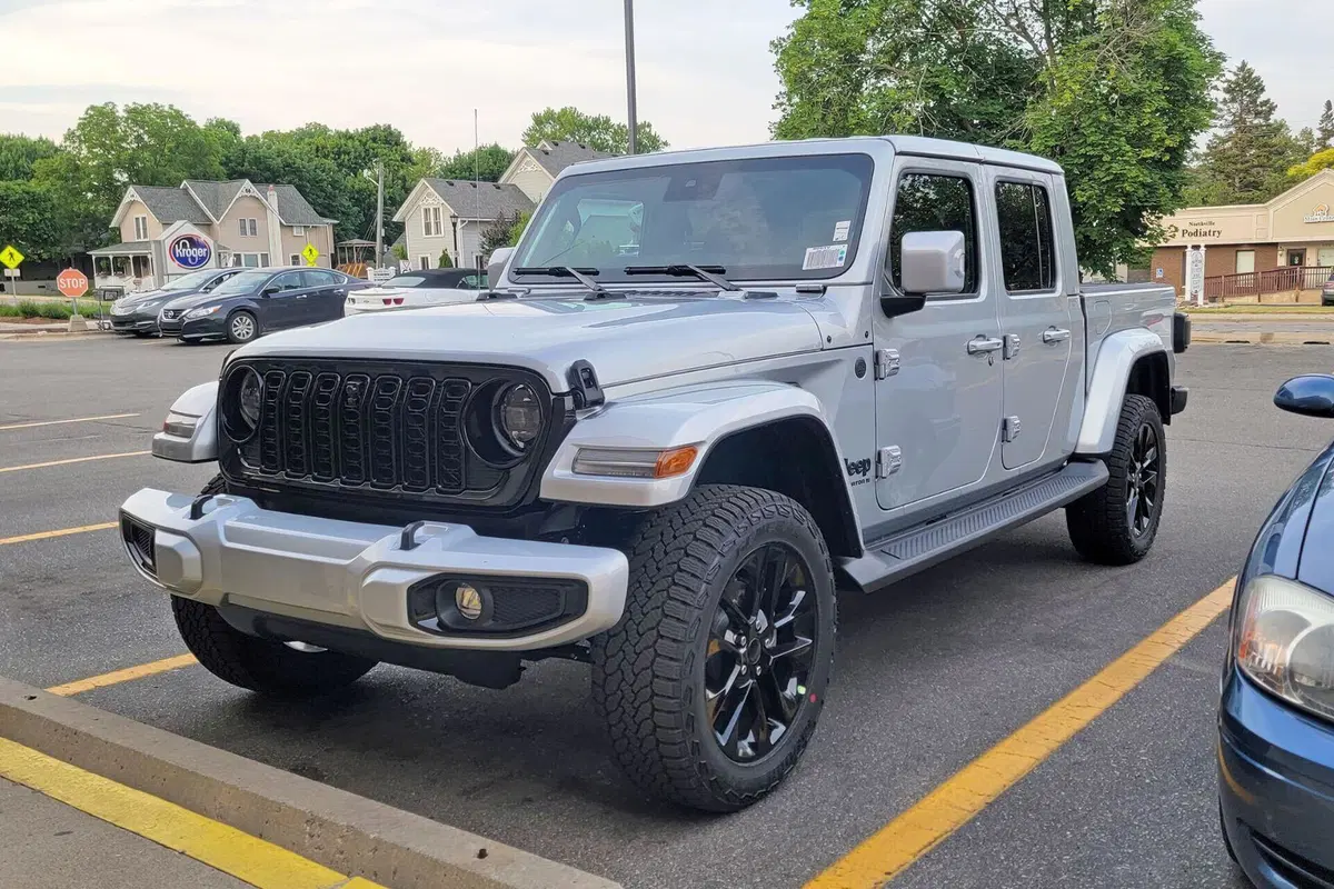 Jeep Gladiator 2024, il vero Made in USA si aggiorna [Foto Spia] (2)