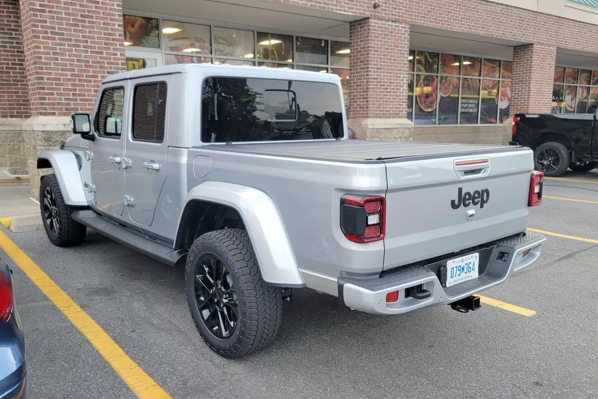 Jeep Gladiator 2024, il vero Made in USA si aggiorna [Foto Spia] (4)