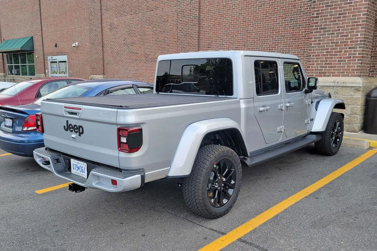 Jeep Gladiator 2024, il vero Made in USA si aggiorna [Foto Spia] (3)