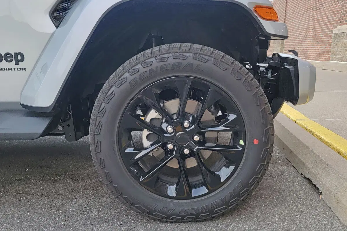Jeep Gladiator 2024, il vero Made in USA si aggiorna [Foto Spia] (6)