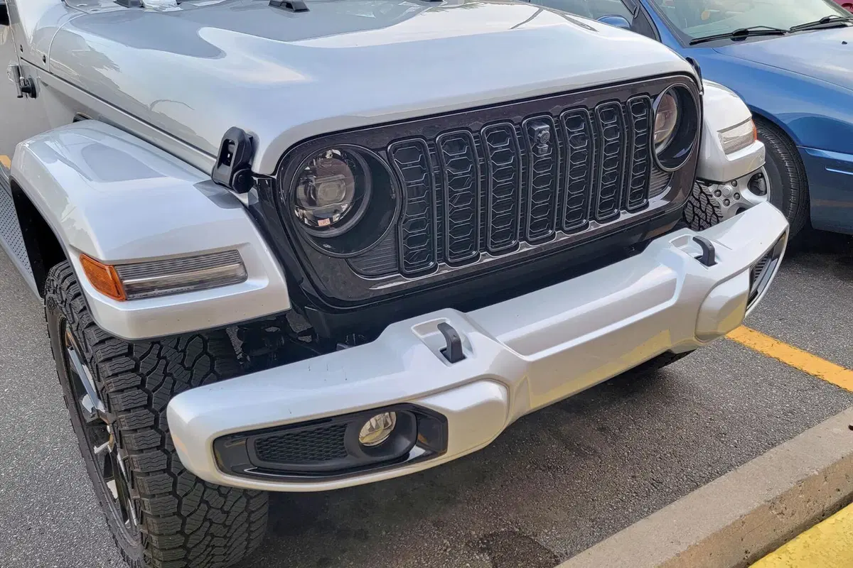 Jeep Gladiator 2024, il vero Made in USA si aggiorna [Foto Spia] (7)