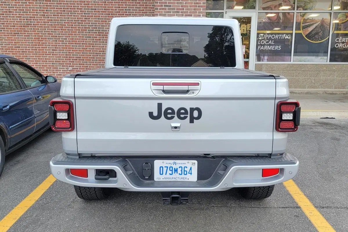 Jeep Gladiator 2024, il vero Made in USA si aggiorna [Foto Spia] (8)