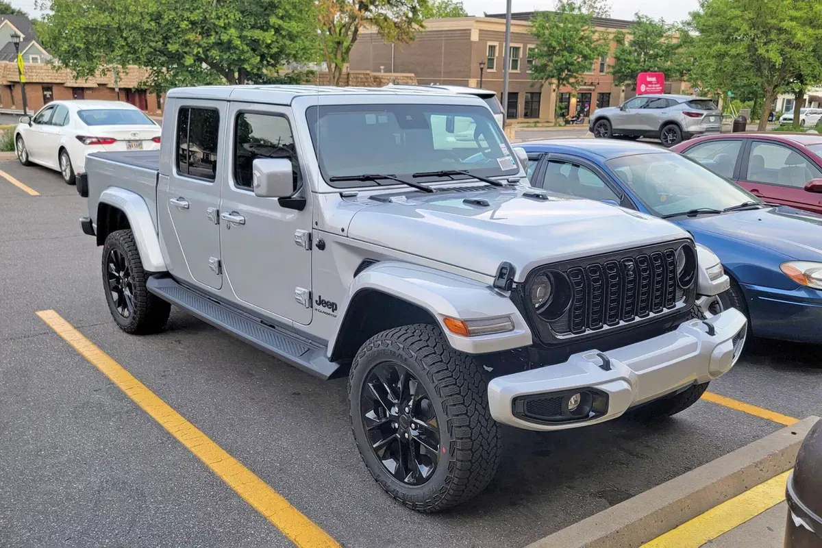 Jeep Gladiator 2024, il vero Made in USA si aggiorna [Foto Spia] (9)