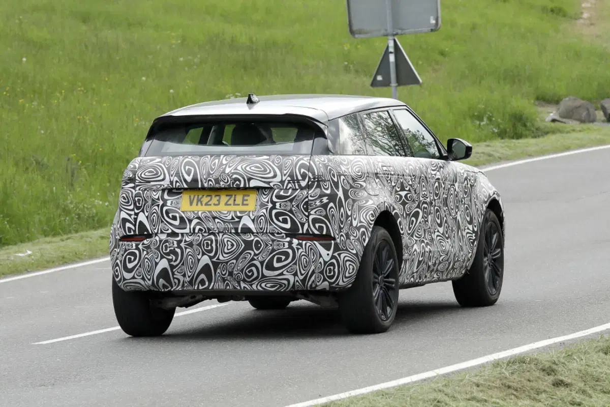 Range Rover Evoque 2023, ecco le foto spia del nuovo Facelift  (2)
