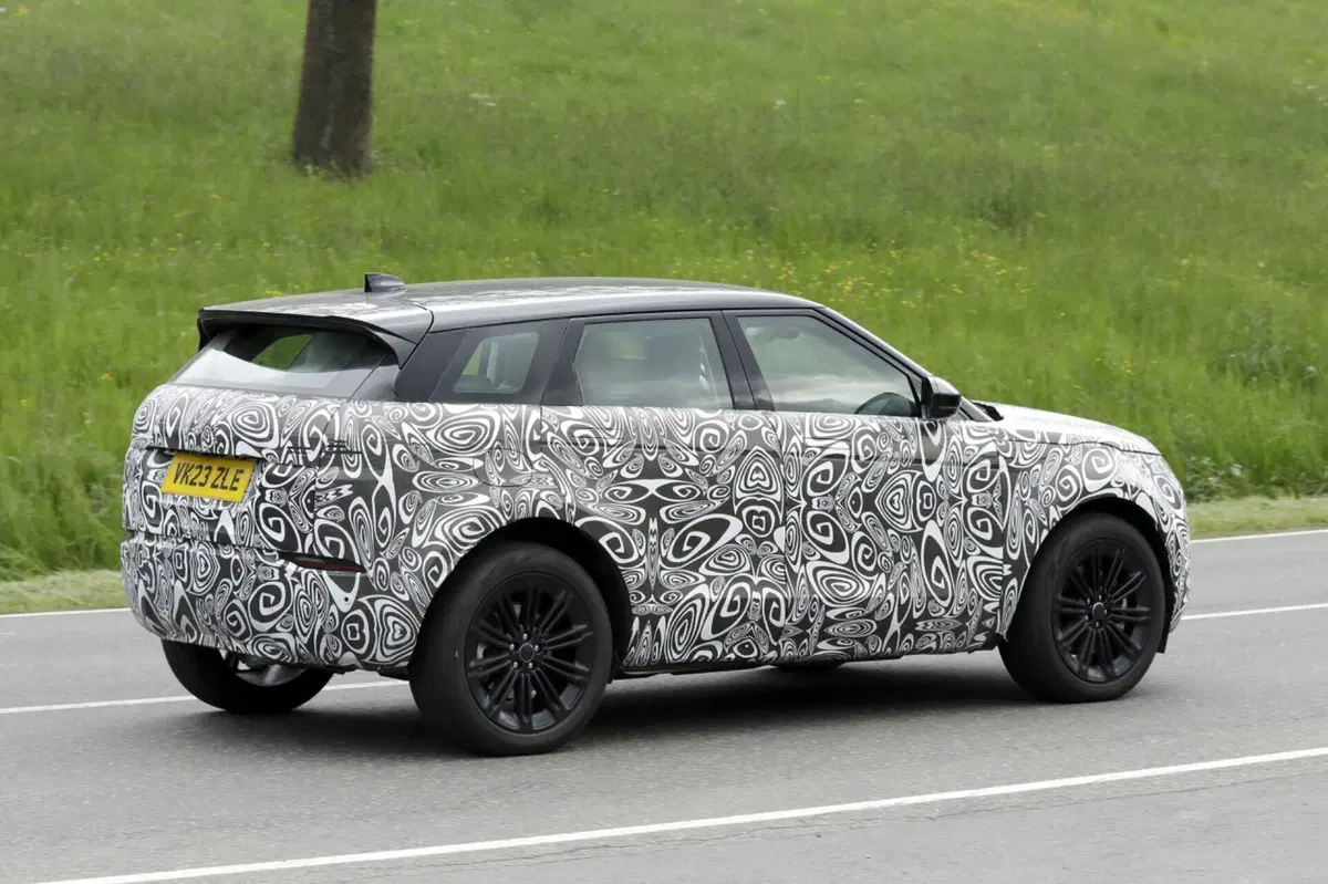 Range Rover Evoque 2023, ecco le foto spia del nuovo Facelift  (4)