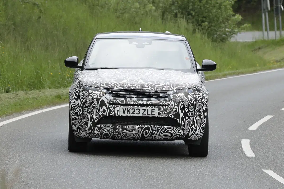 Range Rover Evoque 2023, ecco le foto spia del nuovo Facelift  (7)