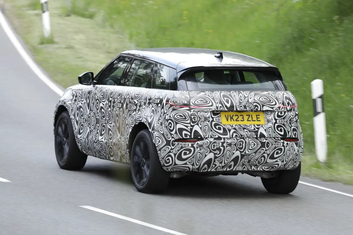 Range Rover Evoque 2023, ecco le foto spia del nuovo Facelift  (5)