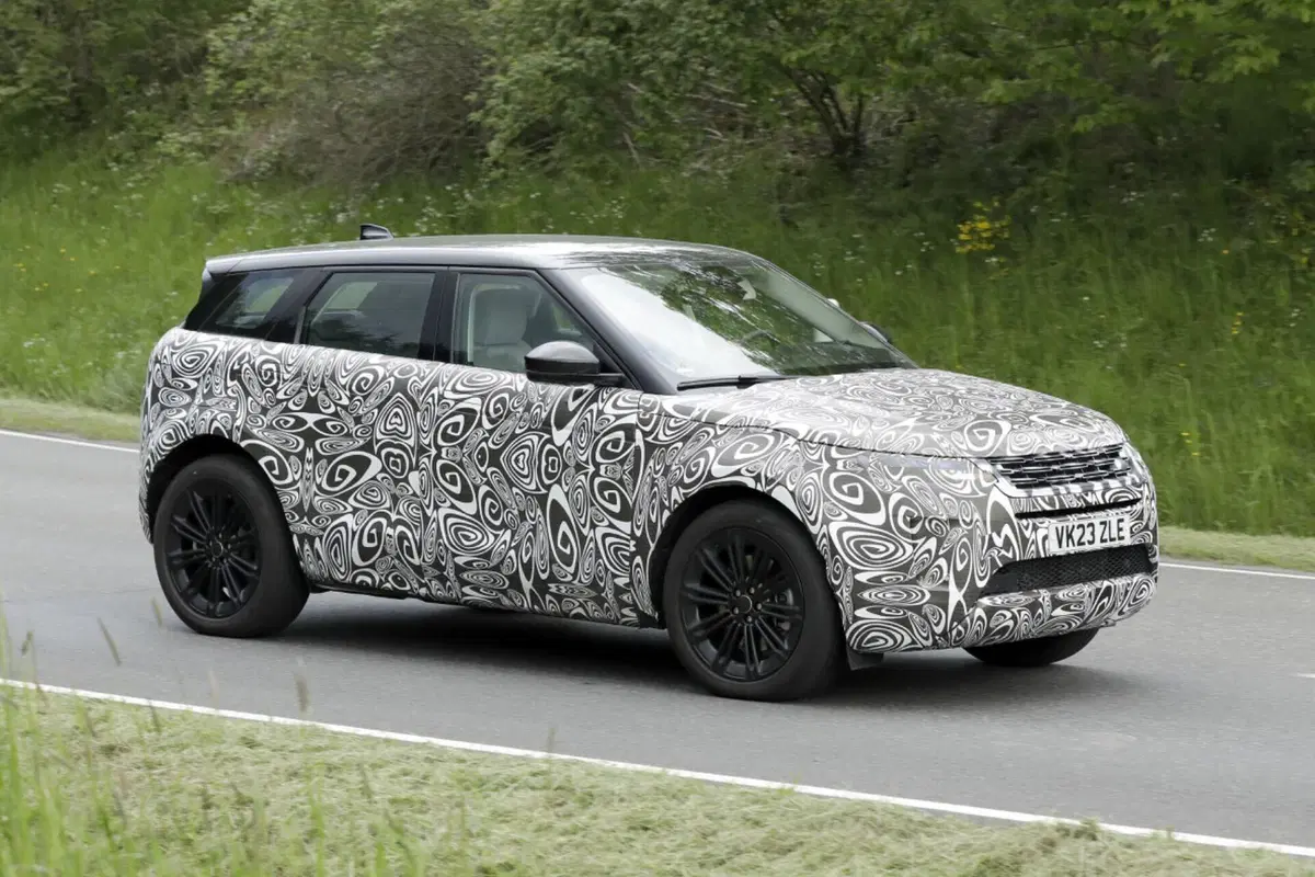 Range Rover Evoque 2023, ecco le foto spia del nuovo Facelift  (3)