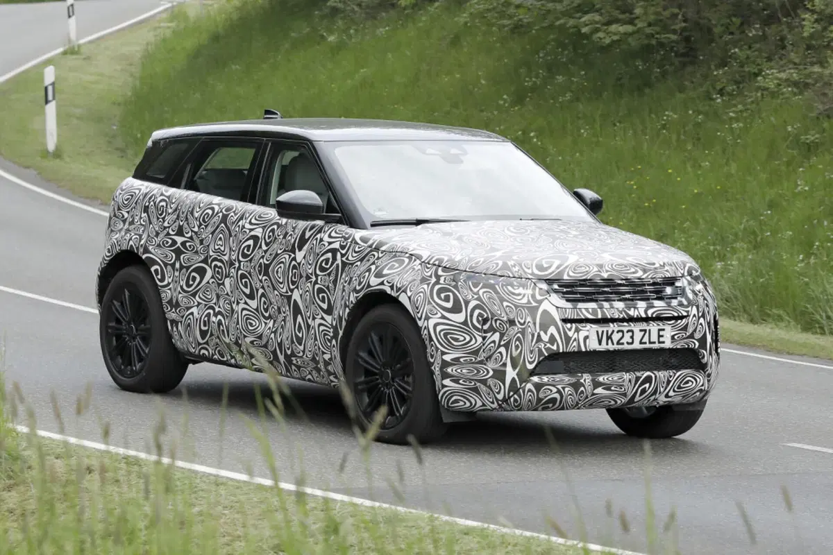 Range Rover Evoque 2023, ecco le foto spia del nuovo Facelift  (6)