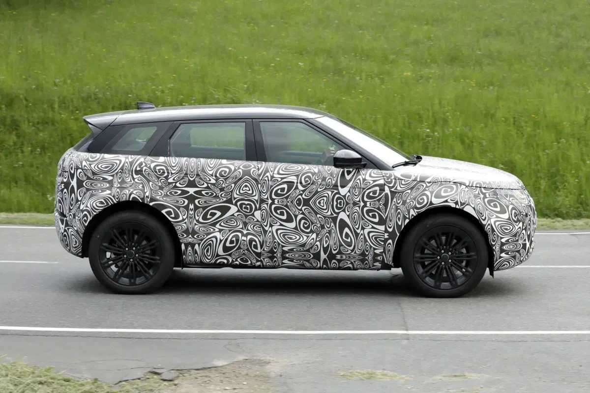 Range Rover Evoque 2023, ecco le foto spia del nuovo Facelift  (8)