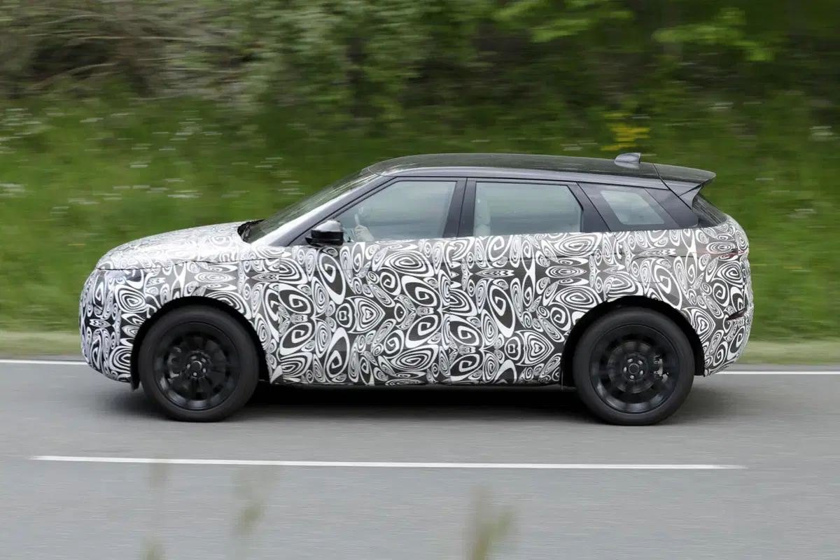 Range Rover Evoque 2023, ecco le foto spia del nuovo Facelift  (9)