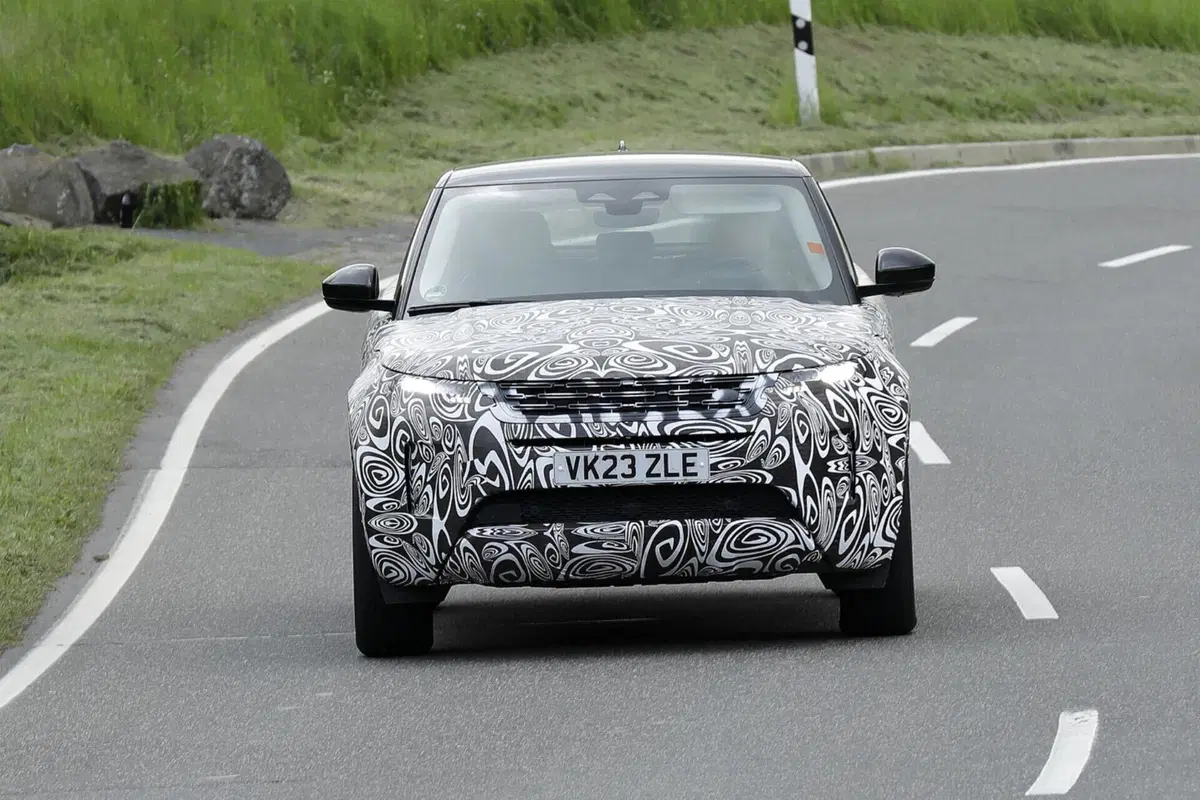 Range Rover Evoque 2023, ecco le foto spia del nuovo Facelift  (11)