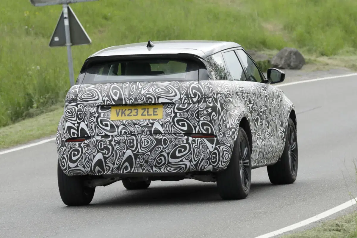 Range Rover Evoque 2023, ecco le foto spia del nuovo Facelift  (14)