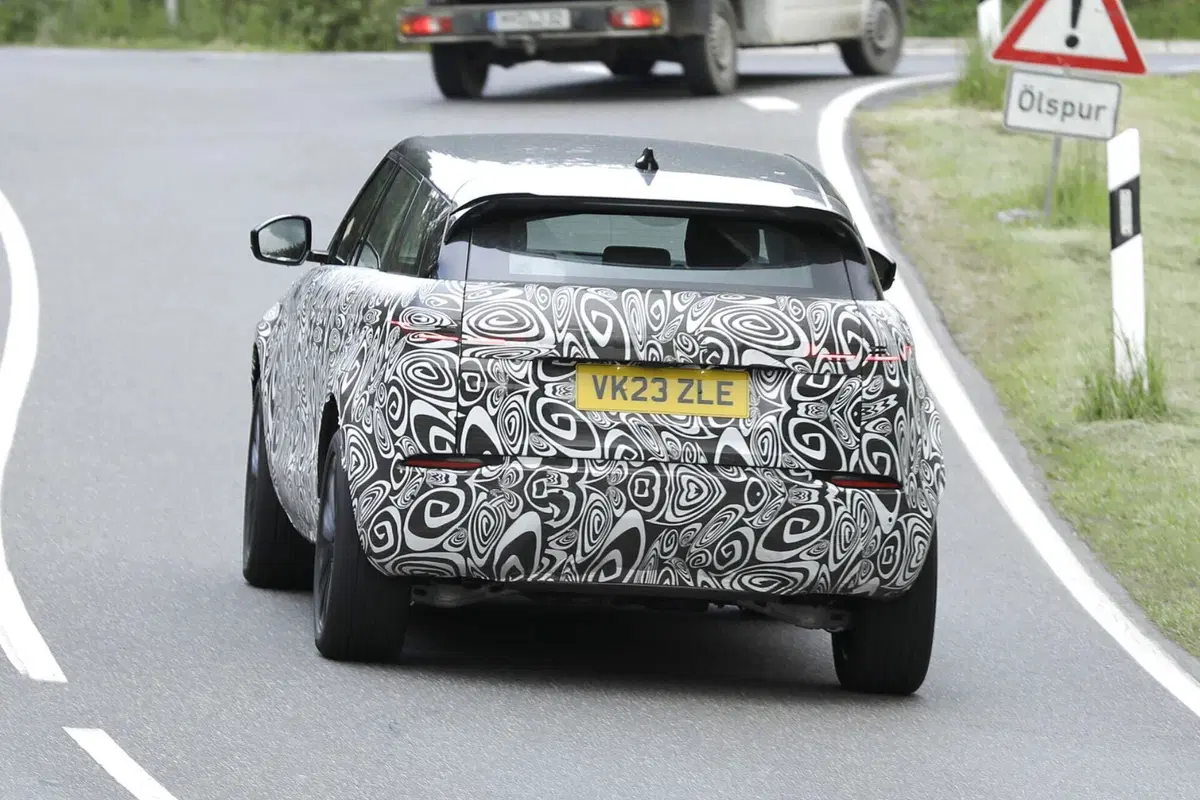 Range Rover Evoque 2023, ecco le foto spia del nuovo Facelift  (12)