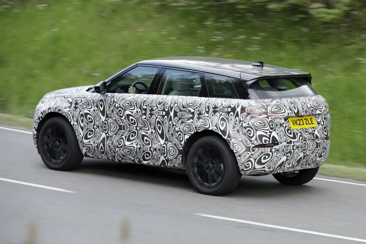 Range Rover Evoque 2023, ecco le foto spia del nuovo Facelift  (13)