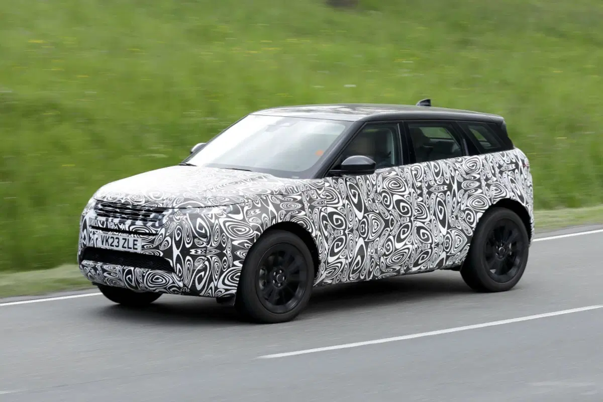 Range Rover Evoque 2023, ecco le foto spia del nuovo Facelift  (15)