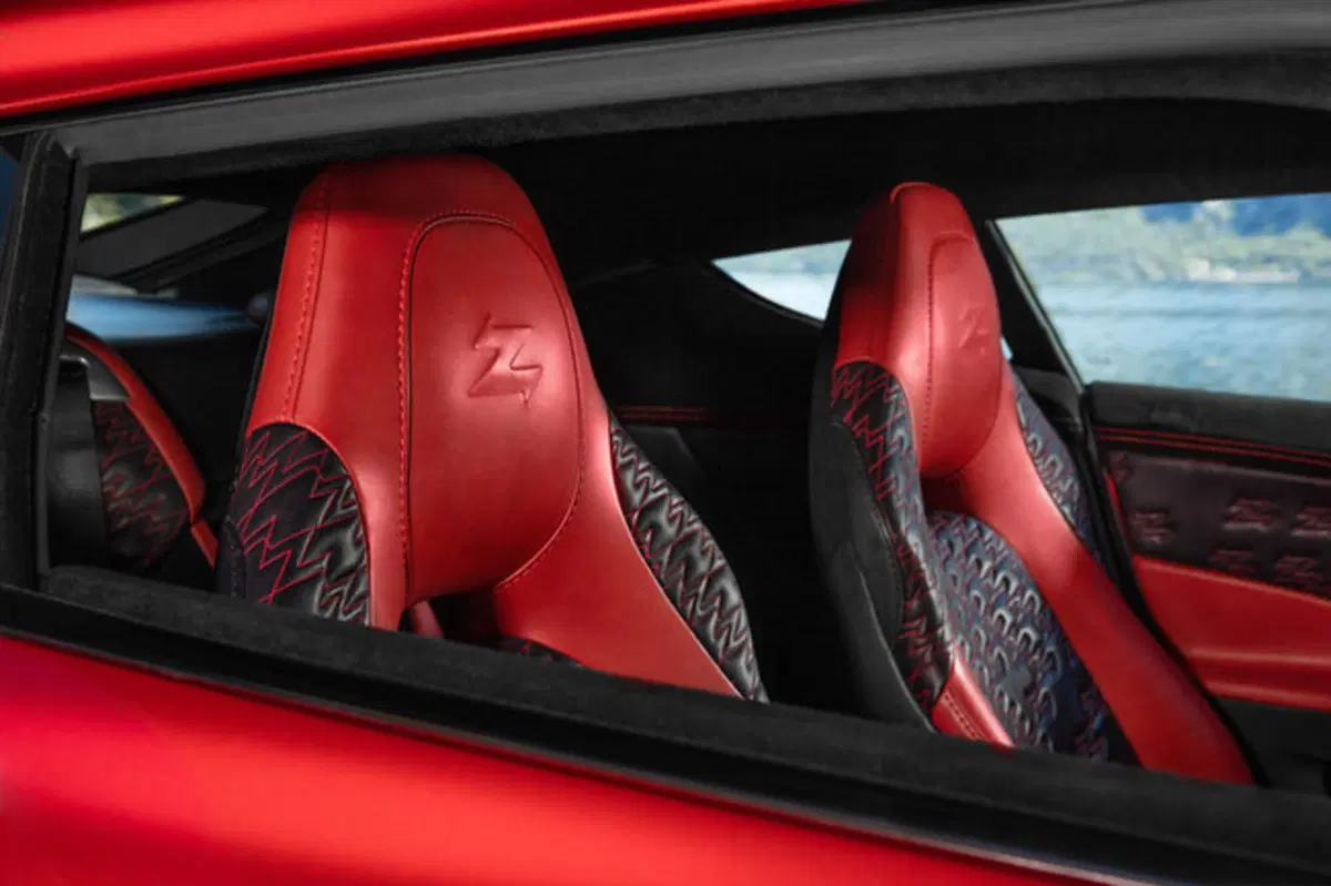 Aston Martin Vanquish Zagato Coupé: 99 esemplari per fortunati collezionisti (7)