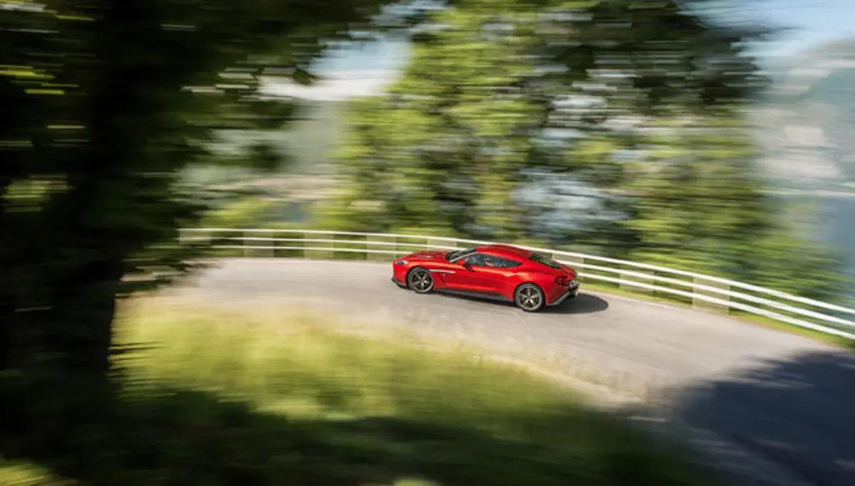 Aston Martin Vanquish Zagato Coupé: 99 esemplari per fortunati collezionisti (6)