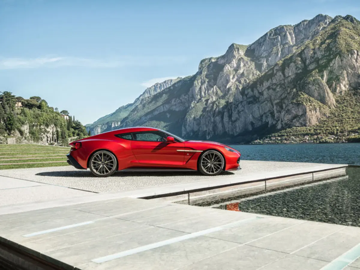 Aston Martin Vanquish Zagato Coupé: 99 esemplari per fortunati collezionisti (9)