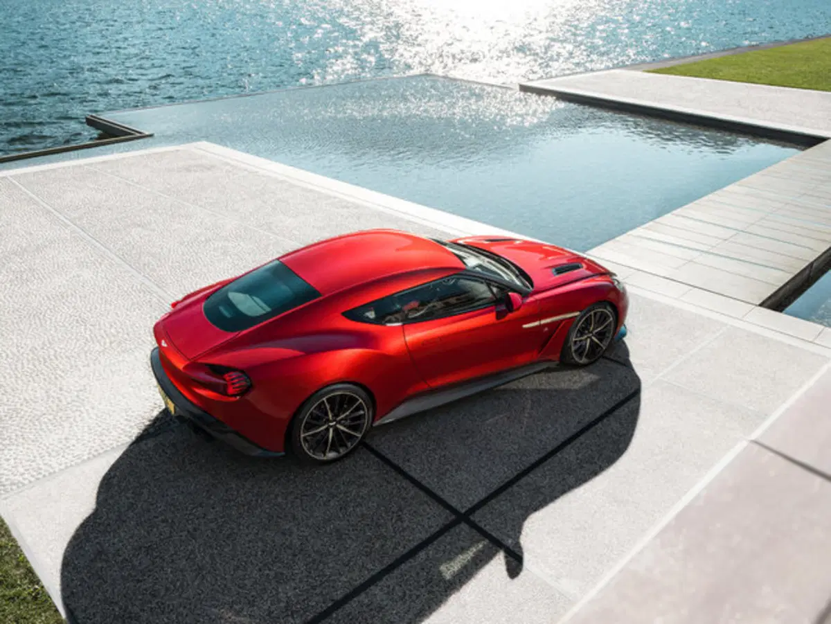 Aston Martin Vanquish Zagato Coupé: 99 esemplari per fortunati collezionisti (8)