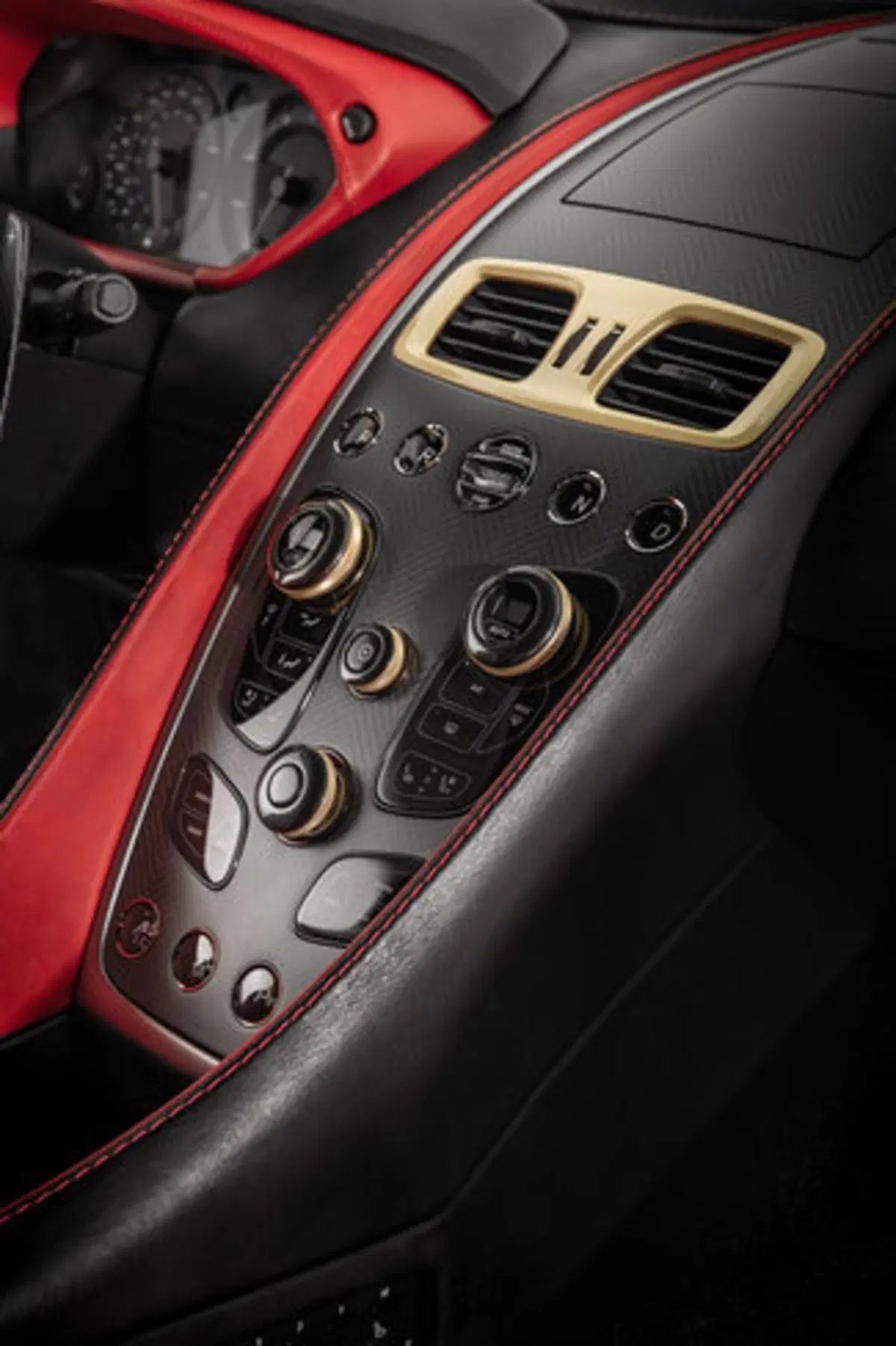Aston Martin Vanquish Zagato Coupé: 99 esemplari per fortunati collezionisti (10)