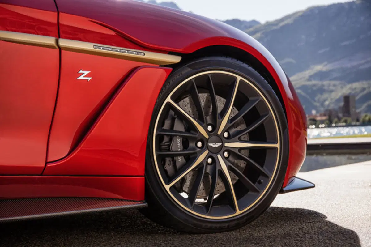 Aston Martin Vanquish Zagato Coupé: 99 esemplari per fortunati collezionisti (19)