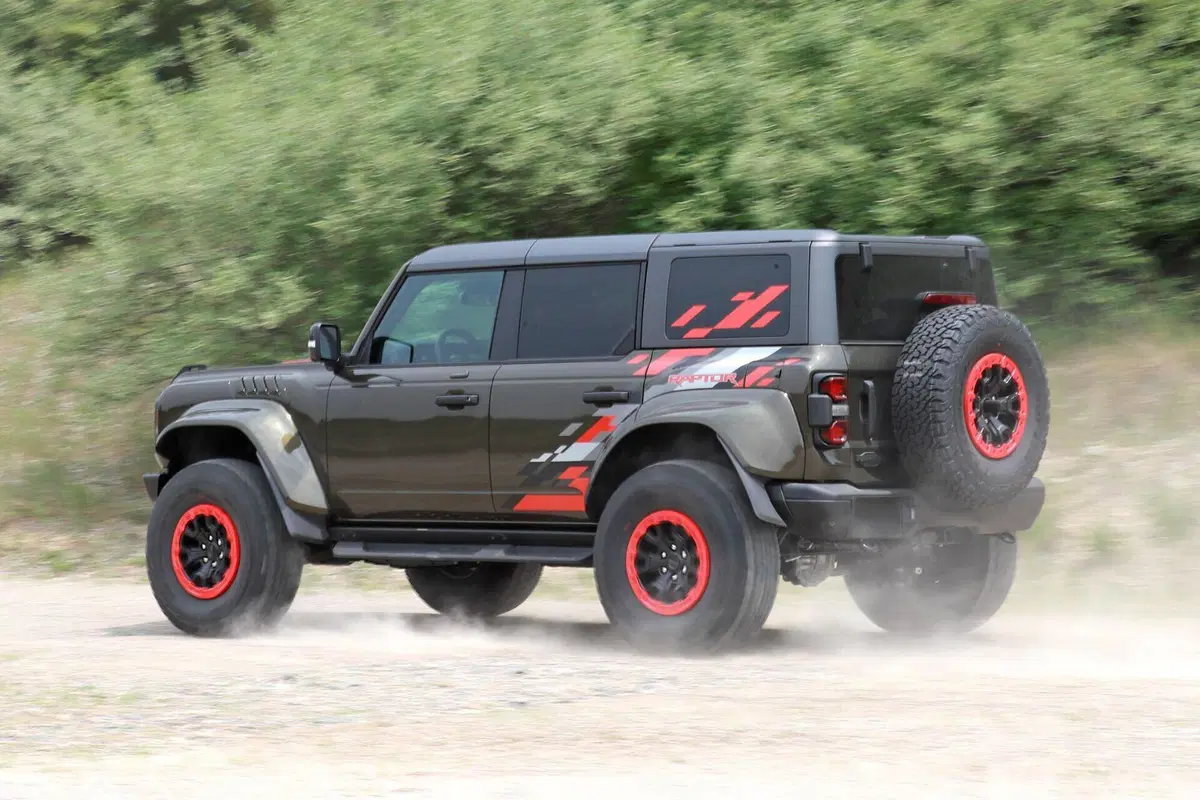 Ford Bronco Raptor 2024, ma quanto è bello? [Foto Spia] (2)