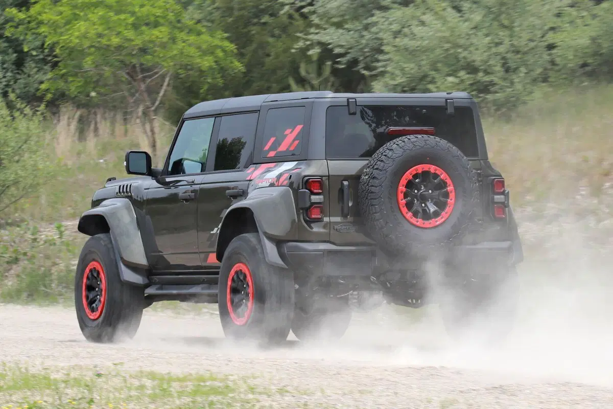 Ford Bronco Raptor 2024, ma quanto è bello? [Foto Spia] (4)