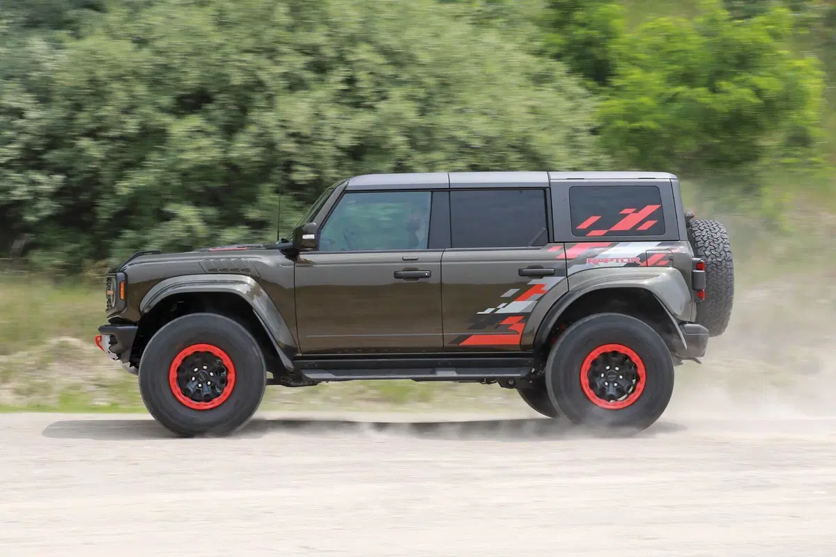 Ford Bronco Raptor 2024, ma quanto è bello? [Foto Spia] (3)